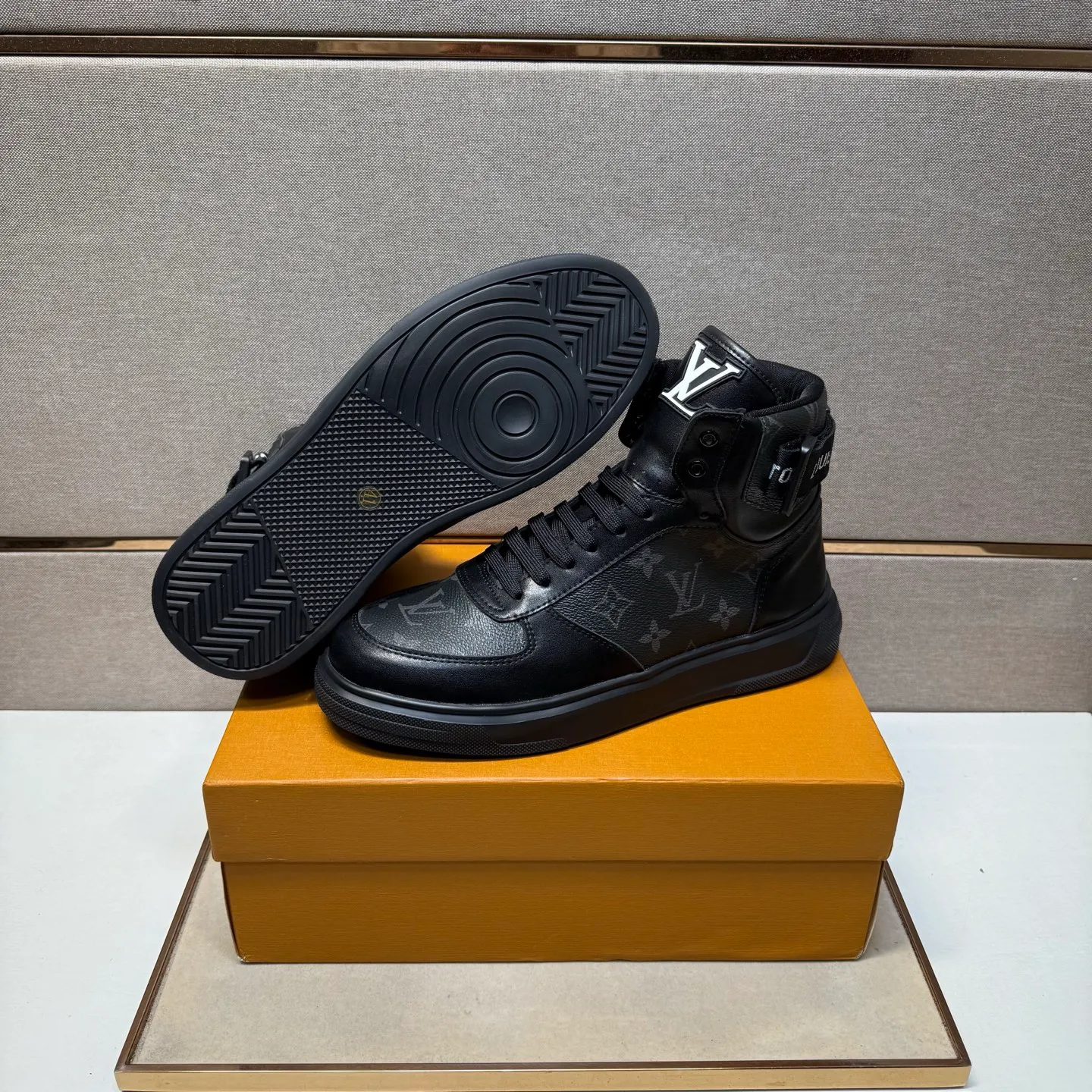 ⬛️Men's shoes 💰p420 [LV～] Men's high-top casual shoes 2025z cabinet sales simultaneously 🔶Size: 38-44 #️⃣ 🔷2 colors🔜The upper is made of multi-material splicing➕Mesh lining, comfortable and breathable, sole: original comfortable and wear-resistant outsole, ⚠️real thing📱photographed🎬real thing is better📢📢📢